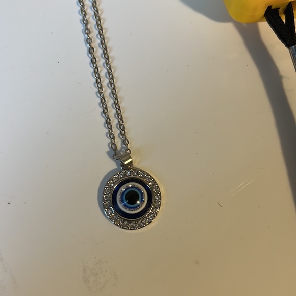 Women necklace with chain.it s not silver but good material.very good condition. - Picture 4 of 4